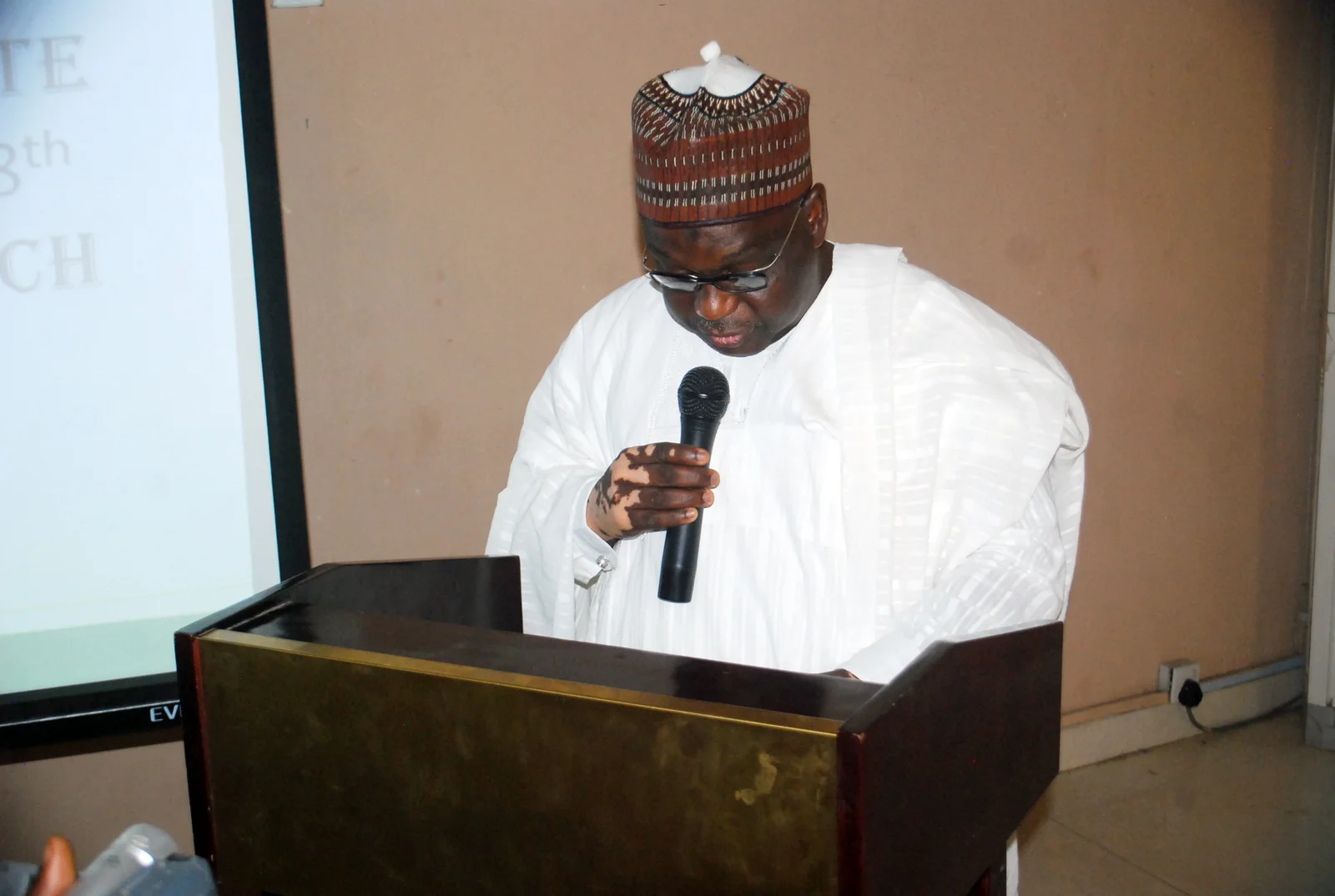 Key Noote Speaker Hon Yakubu Kirfi delivering his speech at the Bauchi 2018 Poicy Seminar